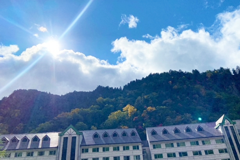 逆光も美しい当館と山の景色